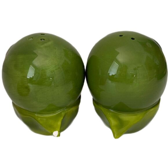 Lot 2 Attractives Magnetic Salt Pepper Shakers Chihuahua in Shoe - Peas in a Pod - Picture 5 of 11